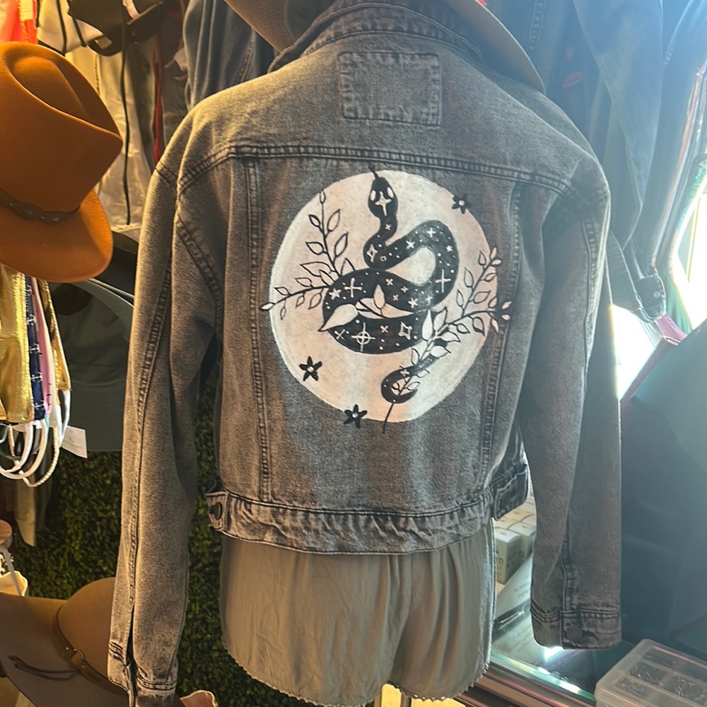 Grey jean jacket with design - Picture 5 of 8